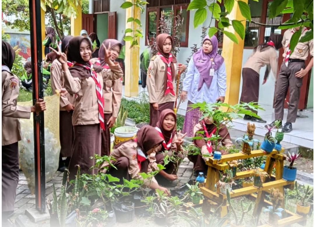 Wujudkan Lingkungan Asri, SMKN 1 Jati Konsisten Gelar Aksi “Jumat Bersih”